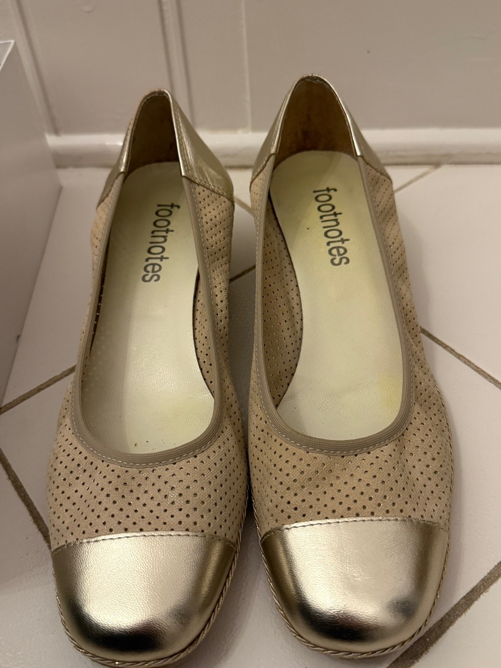 FOOTNOTES Women’s Mildee Gold Perforated Leather Espadrille Wedge Shoes Size 9B